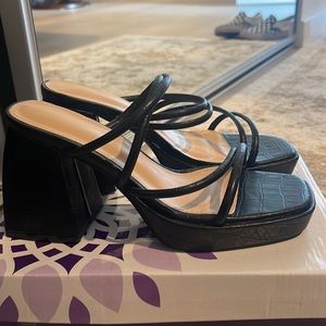 Cute platform ccrocodile print wedges